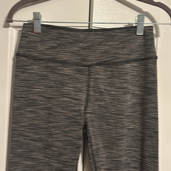 Abercrombie and Fitch Grey Leggings size small NWOT - Picture 2 of 5